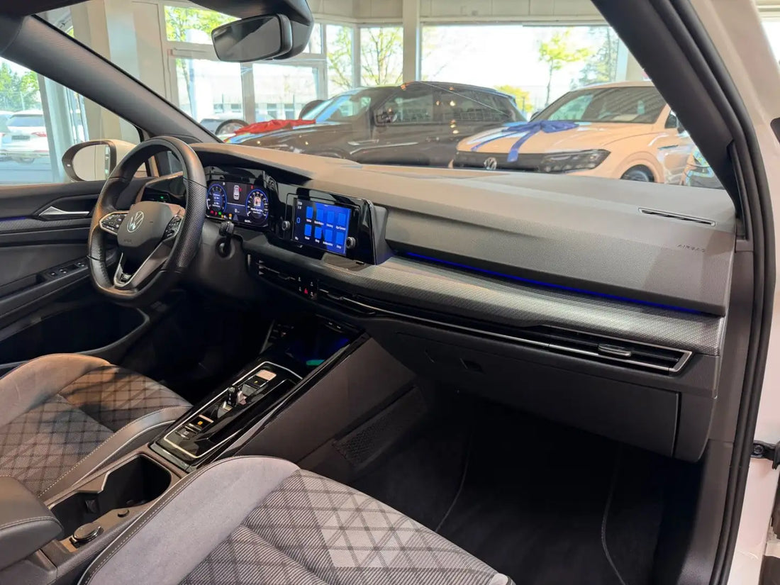 Volkswagen Golf R-Line 1.5 eTSI 131 ch — 2024 — 84 190 km — Automatique — vue 6